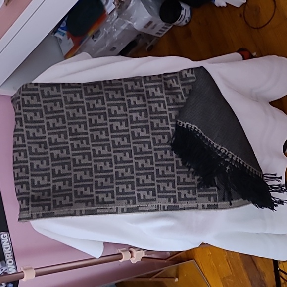 Scarf/ shawl - Picture 1 of 5